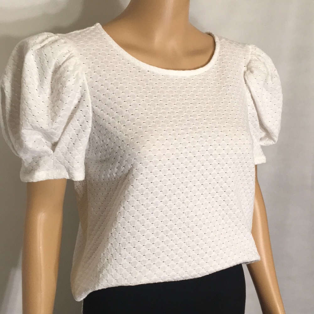 NWT White Textured Short Sleeve Crewneck Top - Picture 2 of 16